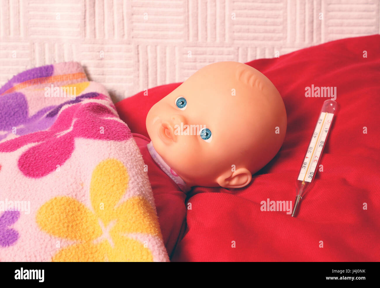Poupée bébé malade au lit Photo Stock - Alamy