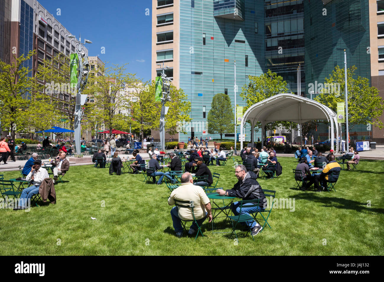 Detroit, Michigan - Parc Campus Martius au centre-ville de Detroit, avec le bâtiment de Compuware en arrière-plan. Banque D'Images