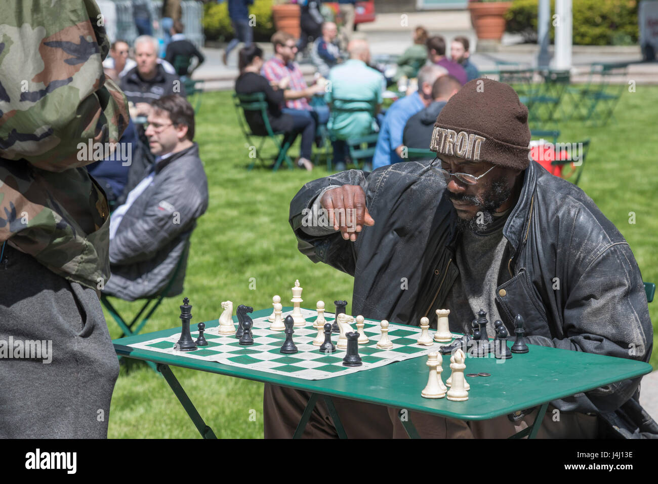 Detroit, Michigan - Les hommes jouent aux échecs dans Parc Campus Martius au centre-ville de Detroit. Banque D'Images