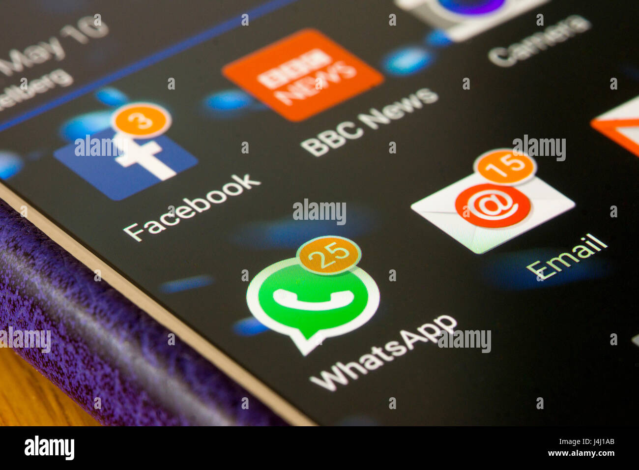 Un gros plan sur un smartphone montrant des applications avec des messages non lus et les nouvelles notifications Banque D'Images