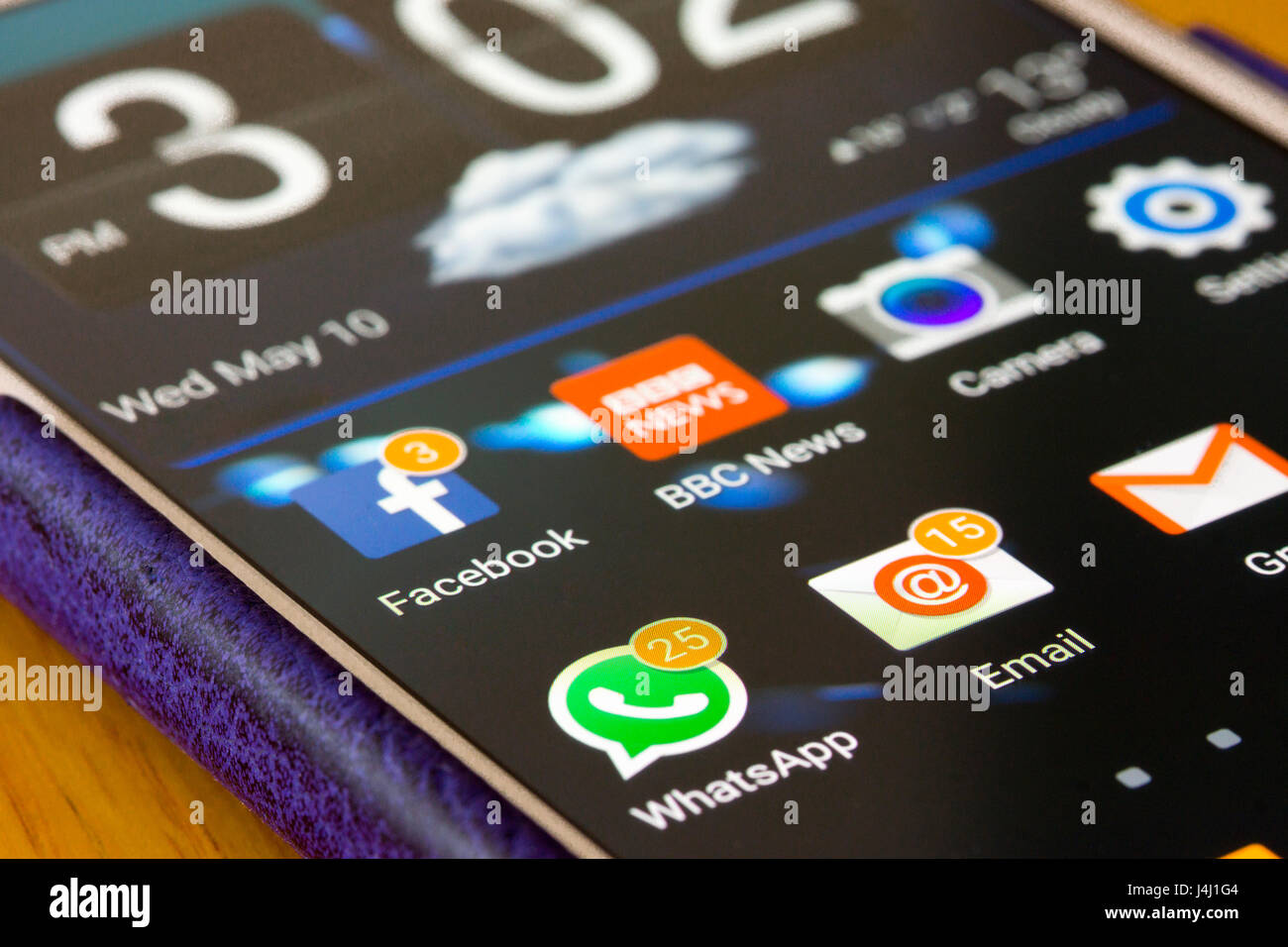 Un gros plan sur un smartphone montrant des applications avec des messages non lus et les nouvelles notifications Banque D'Images