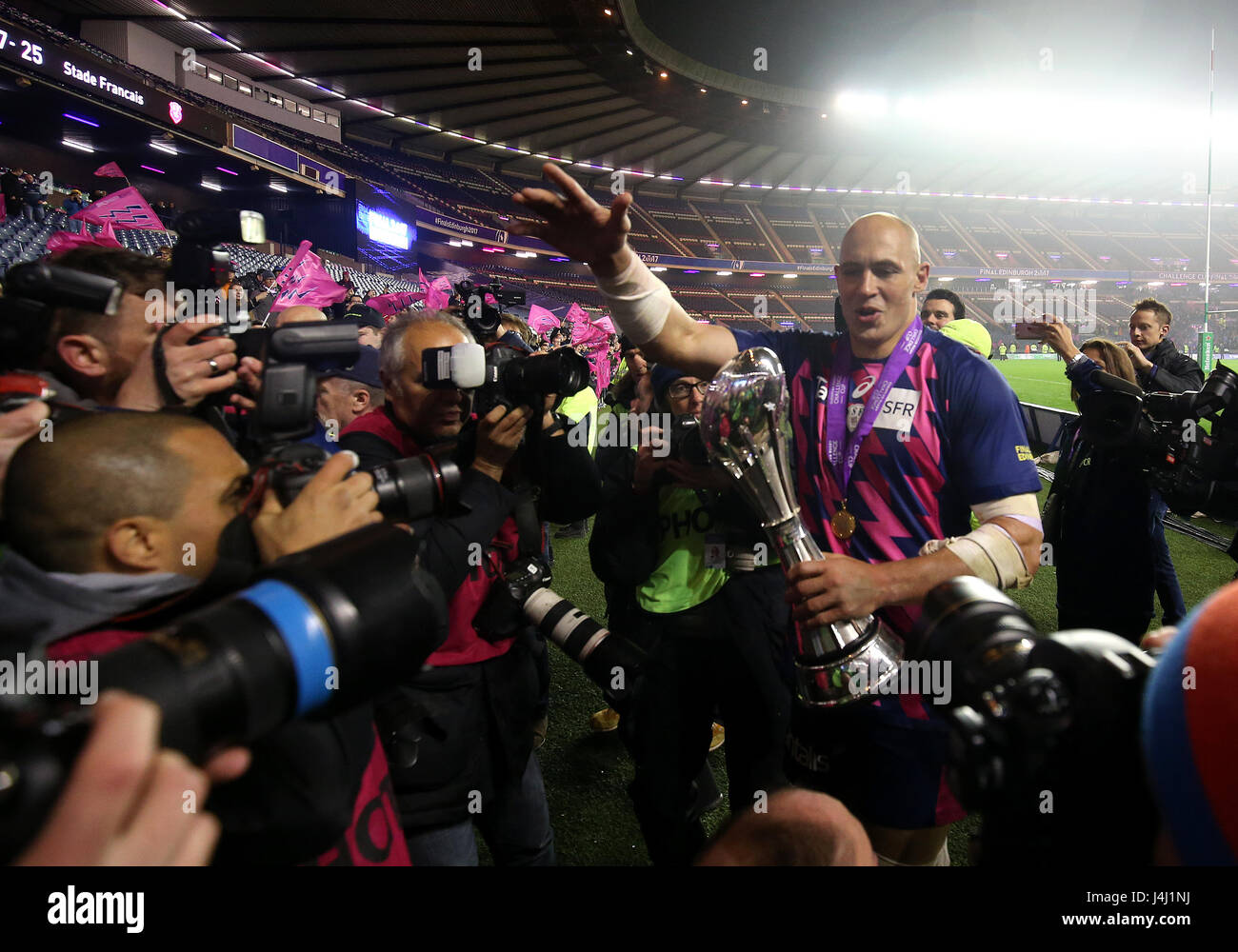 Stade Francais' Sergio Parisse célèbre avec le trophée après le coup de sifflet final au cours de l'European Challenge Cup Finale à Murrayfield, Edinburgh BT. Banque D'Images