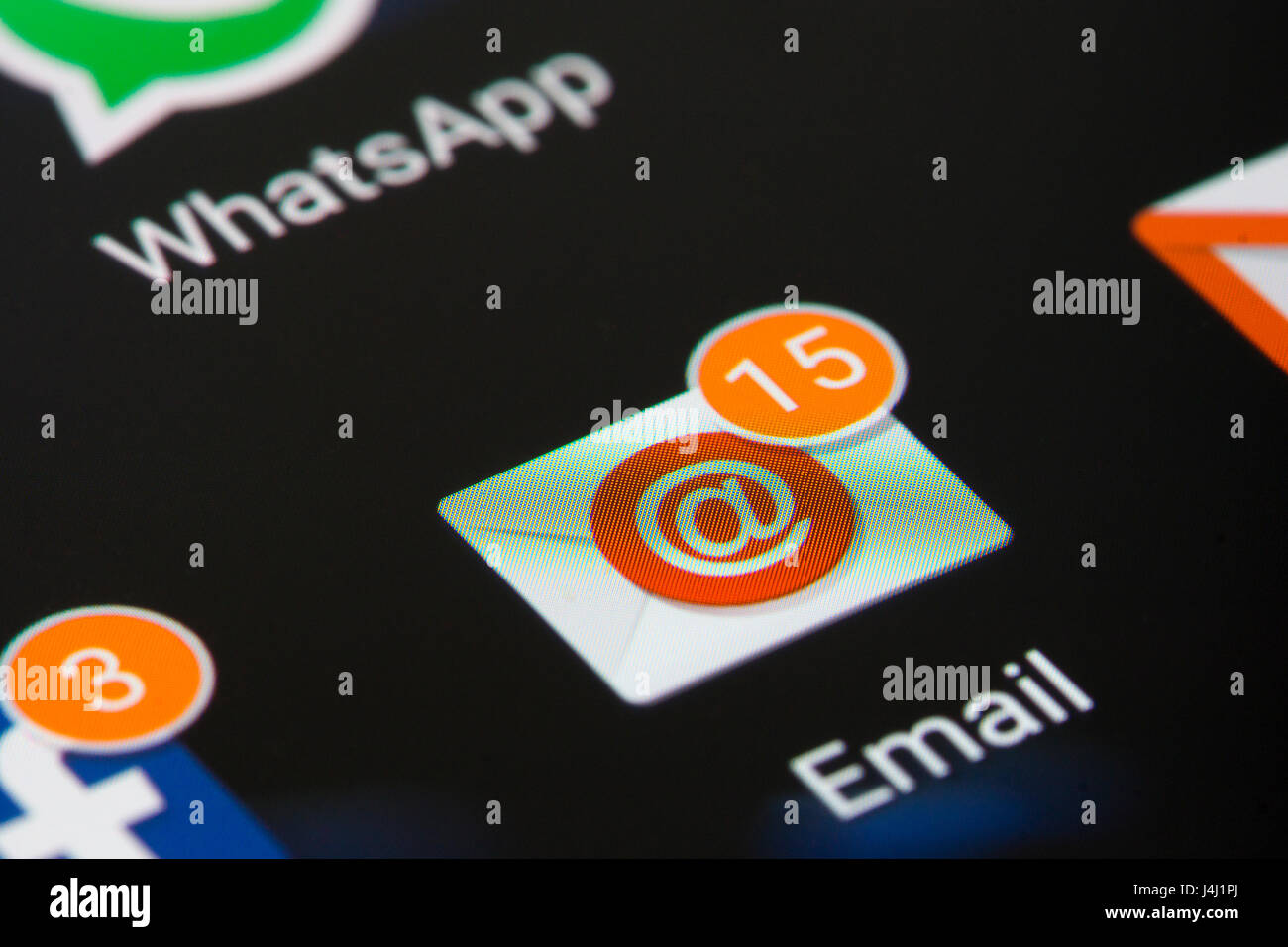 Un gros plan sur une application email montrant des messages non lus Banque D'Images