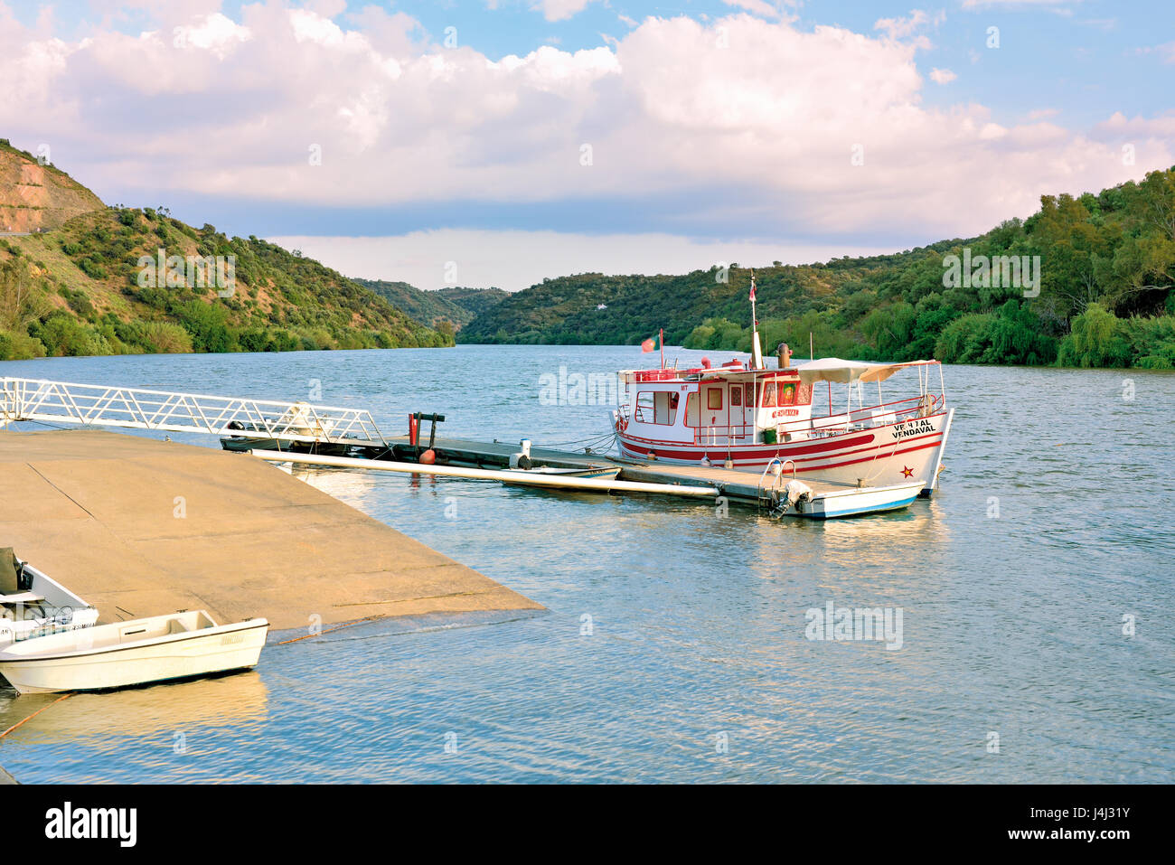 Le Portugal, l'Alentejo : bateau "Vendaval" à ancrage quai de petite rivière Pomarao Banque D'Images