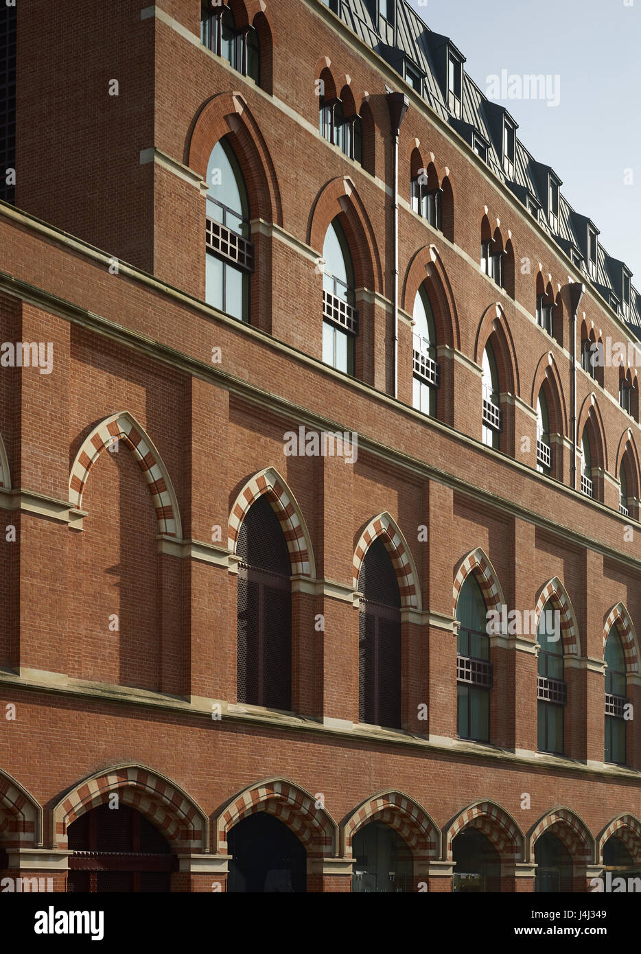 St Pancras Renaissance Hotel. La nouvelle aile de style néo-gothique, avec 189 chambres, par Richard Griffiths architectes, 2011. La brique rouge, avec des pansements en pierre Banque D'Images St Pancras Renaissance Hotel. La nouvelle aile de style néo-gothique, avec 189 chambres, par Richard Griffiths architectes, 2011. La brique rouge, avec des pansements en pierre Banque D'Images