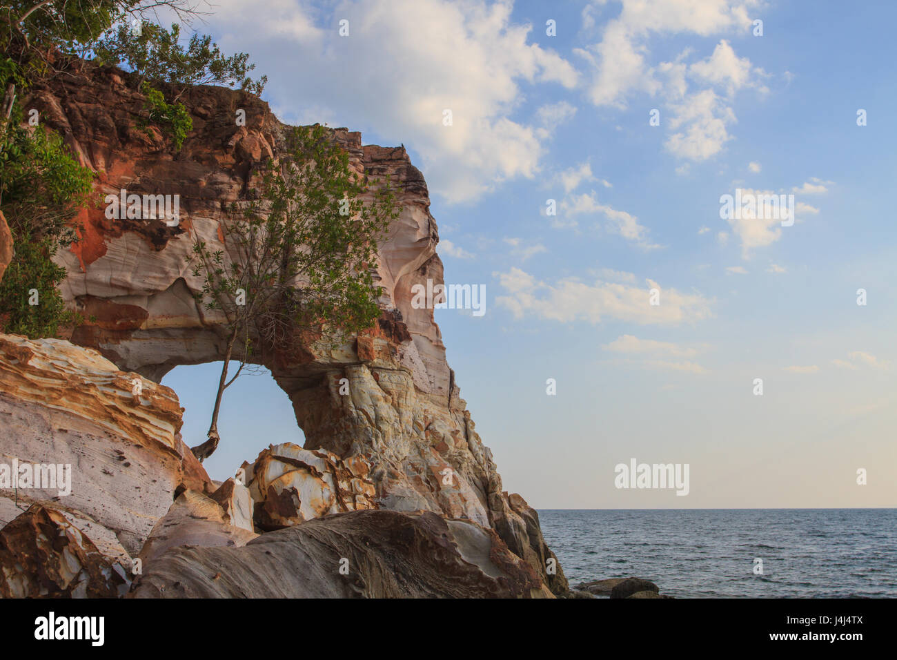 De belles falaises et rochers basaltiques dans la mer d'Andaman en Thaïlande, étonnant Banque D'Images