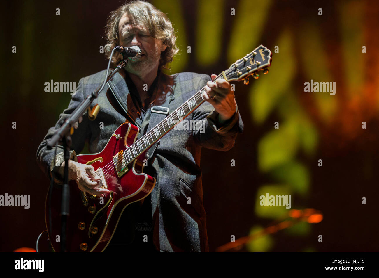 John Bell, chanteur de panique généralisée en prestation au 2017 Beale Street Music Festival à Tom Lee Park à Memphis, au Tennessee, le 5 mai 2017. Banque D'Images