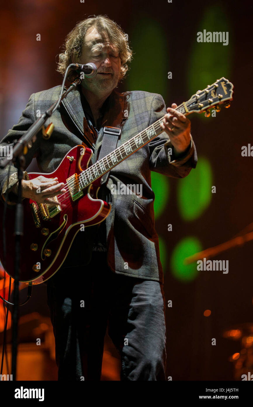 John Bell, chanteur de panique généralisée en prestation au 2017 Beale Street Music Festival à Tom Lee Park à Memphis, au Tennessee, le 5 mai 2017. Banque D'Images