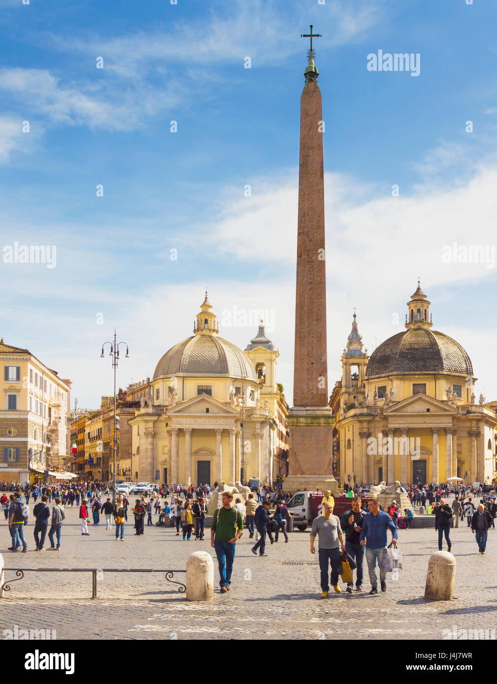 Rome, Italie. La Piazza del Popolo avec obélisque égyptien et twin églises de Santa Maria di Montesanto sur la gauche et Santa Maria dei Miracoli sur la r Banque D'Images