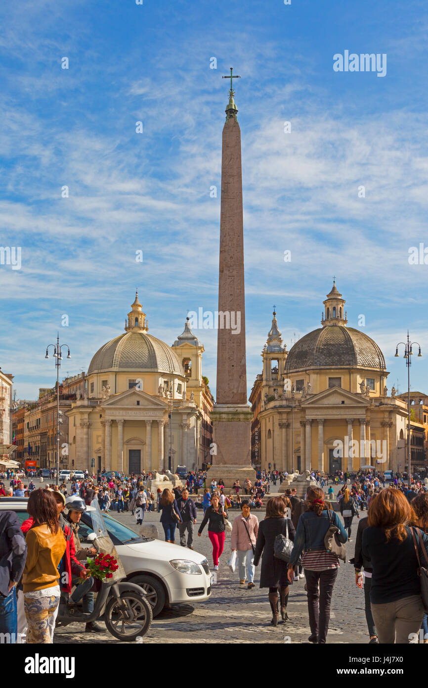 Rome, Italie. La Piazza del Popolo avec obélisque égyptien et twin églises de Santa Maria di Montesanto sur la gauche et Santa Maria dei Miracoli sur la r Banque D'Images