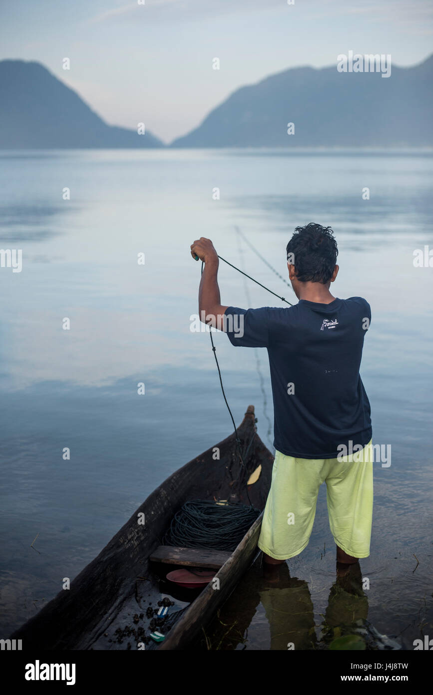 Un pêcheur à l'œuvre dans le lac Maninjau depuis, à l'Ouest de Sumatra, en Indonésie. Banque D'Images
