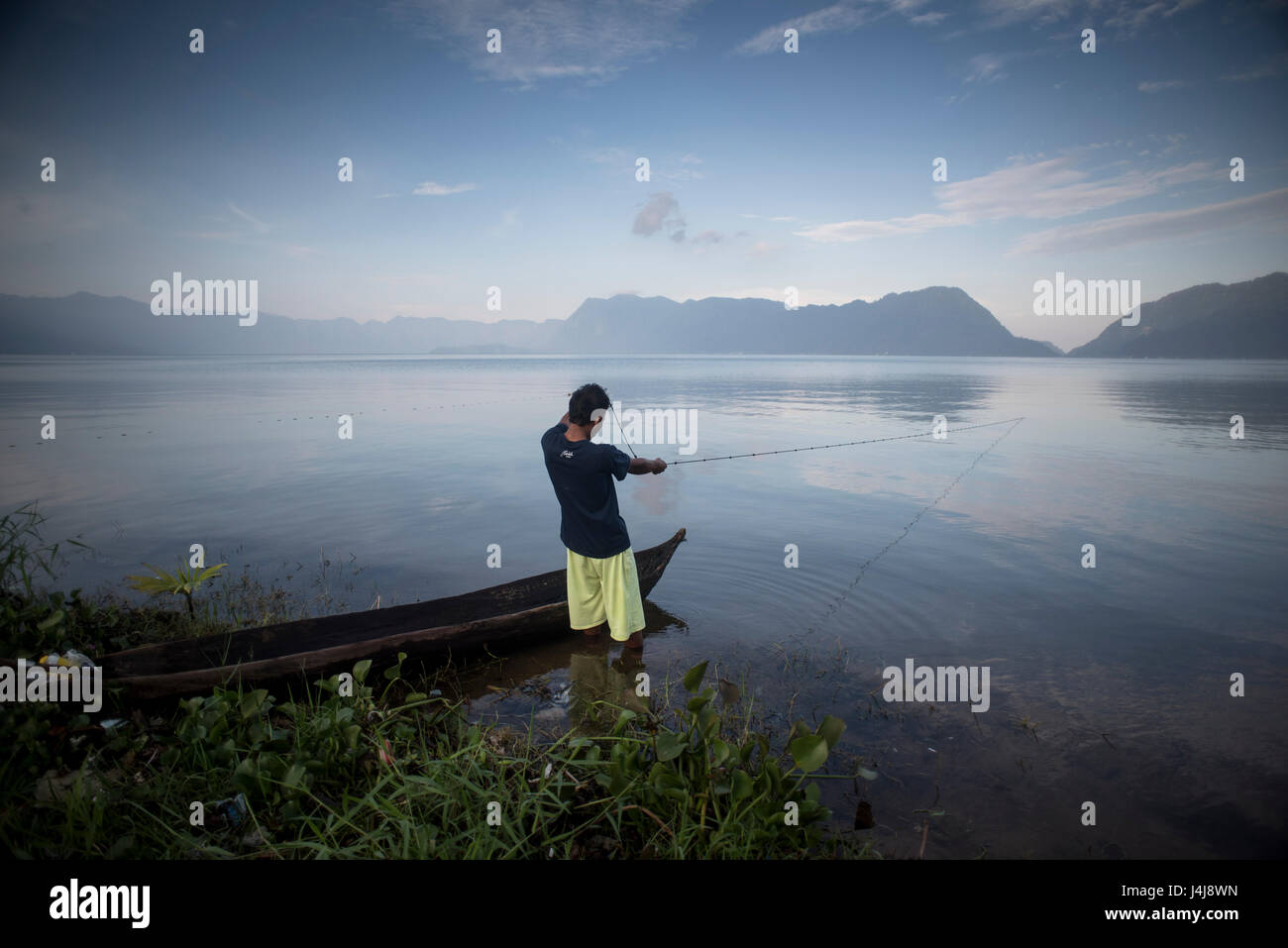 Un pêcheur à l'œuvre dans le lac Maninjau depuis, à l'Ouest de Sumatra, en Indonésie. Banque D'Images