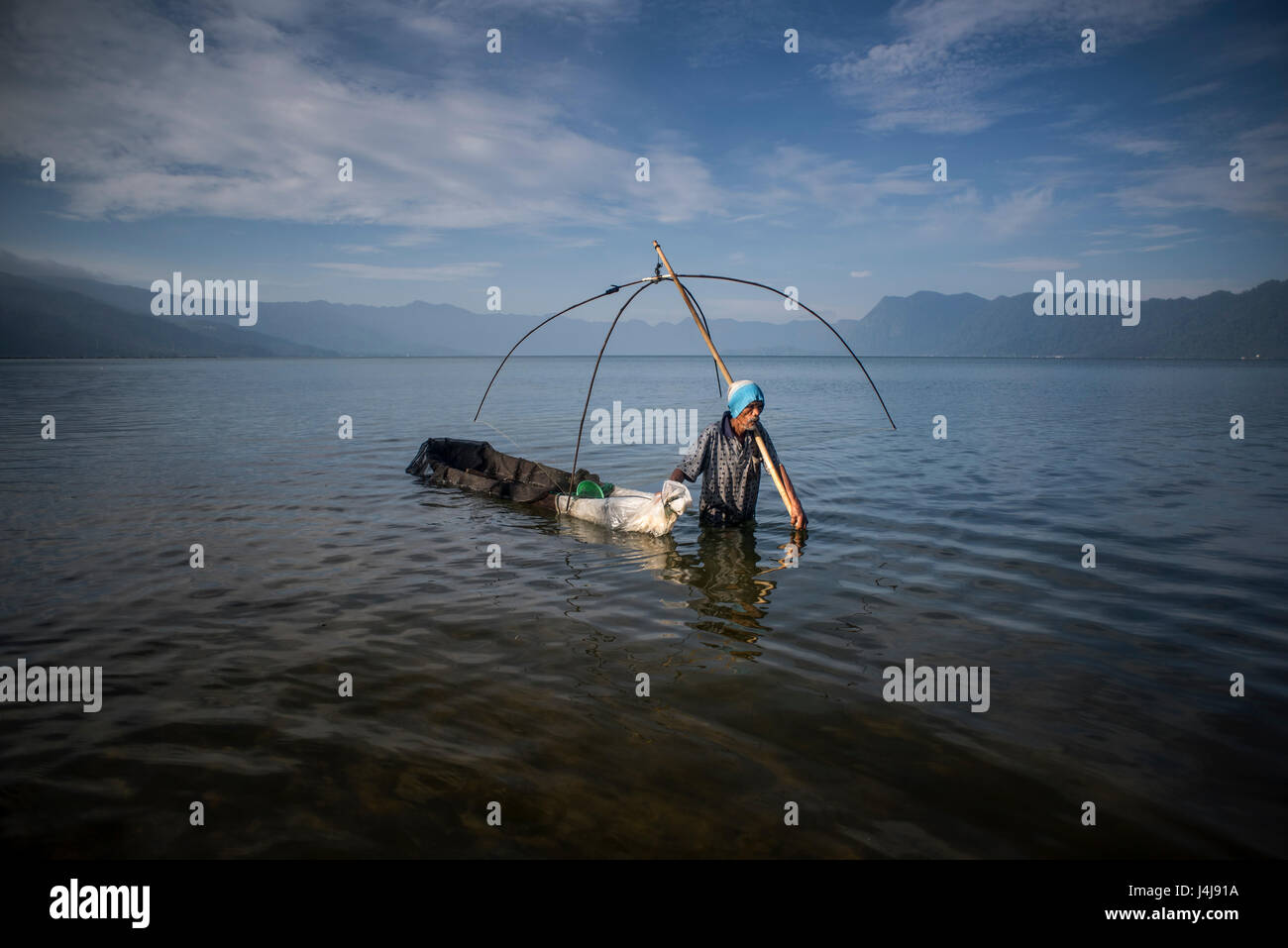 Un pêcheur au travail à l'aide du système traditionnel au lac Maninjau depuis, à l'Ouest de Sumatra, en Indonésie. Banque D'Images