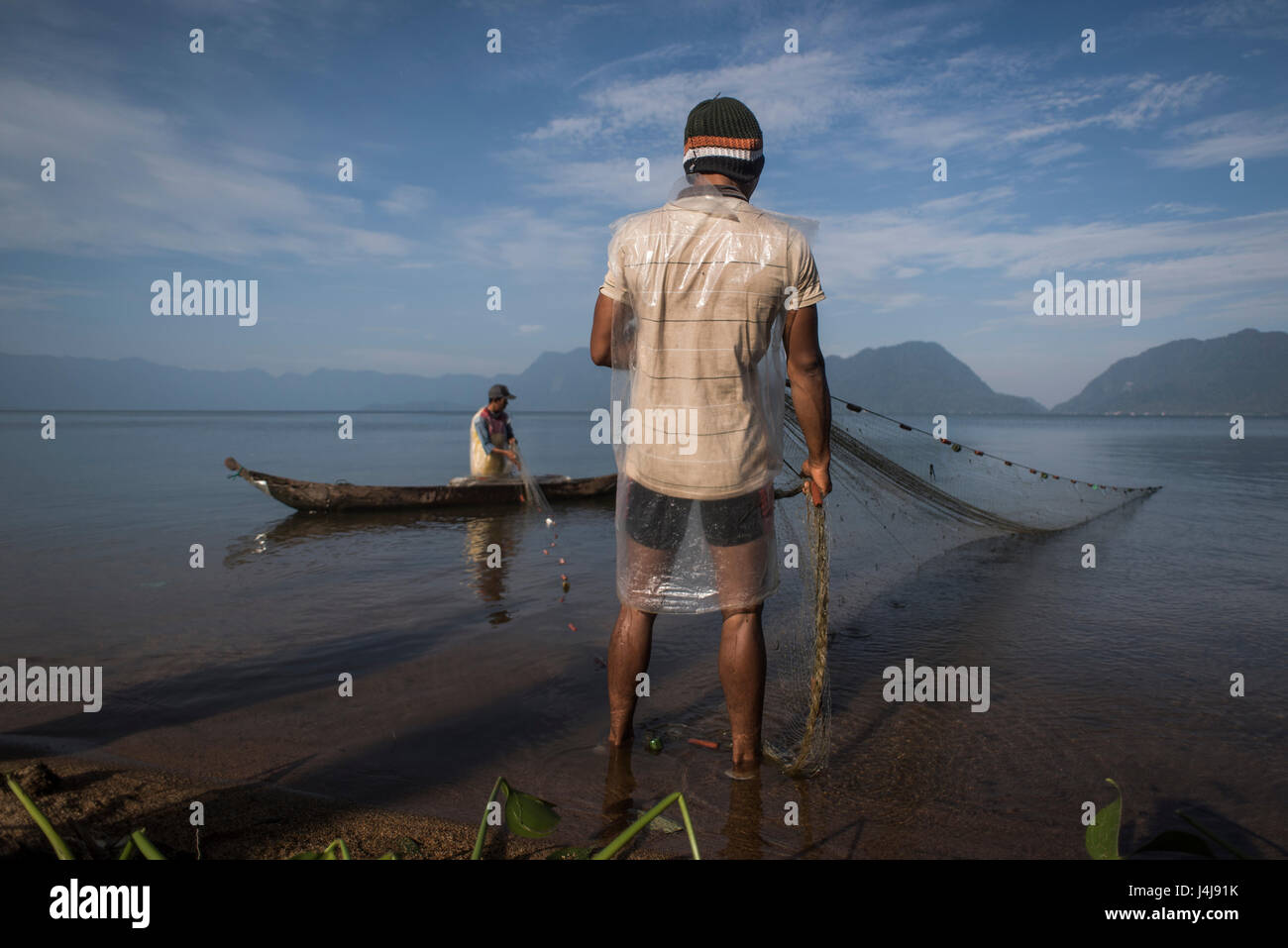 Les pêcheurs à l'œuvre dans le lac Maninjau depuis, Sumatra, Indonésie. Banque D'Images