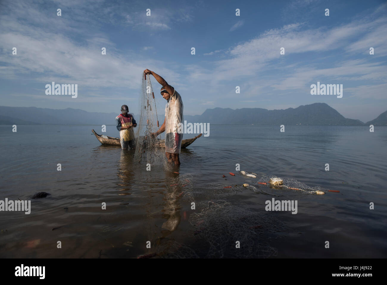 Les pêcheurs à l'œuvre dans le lac Maninjau depuis, Sumatra, Indonésie. Banque D'Images