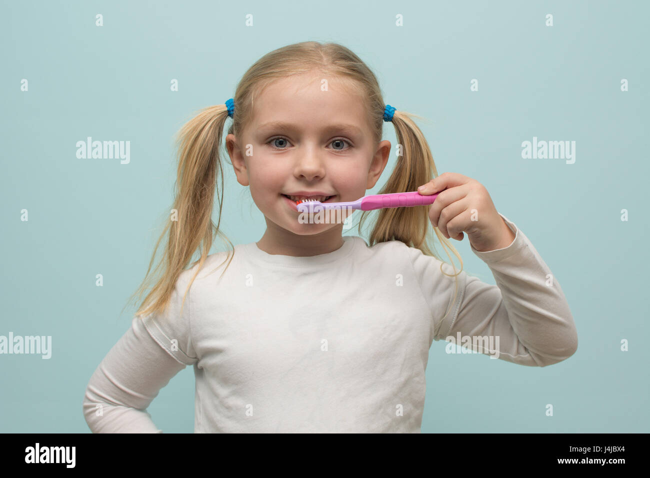 Adorable fille d'âge scolaire se brosser les dents Banque D'Images