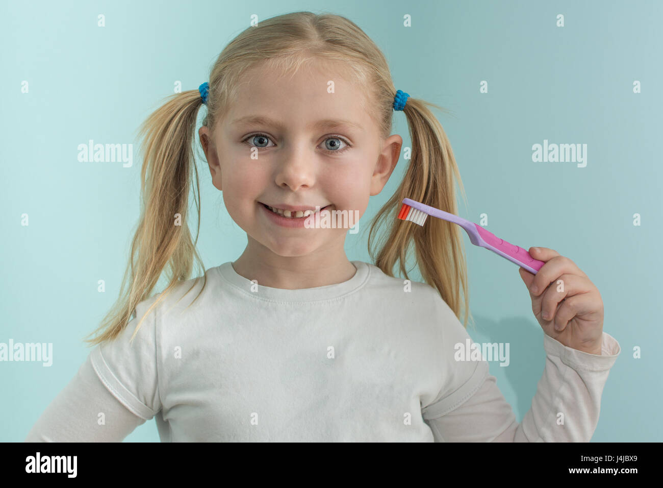 Adorable fille d'âge scolaire se brosser les dents Banque D'Images