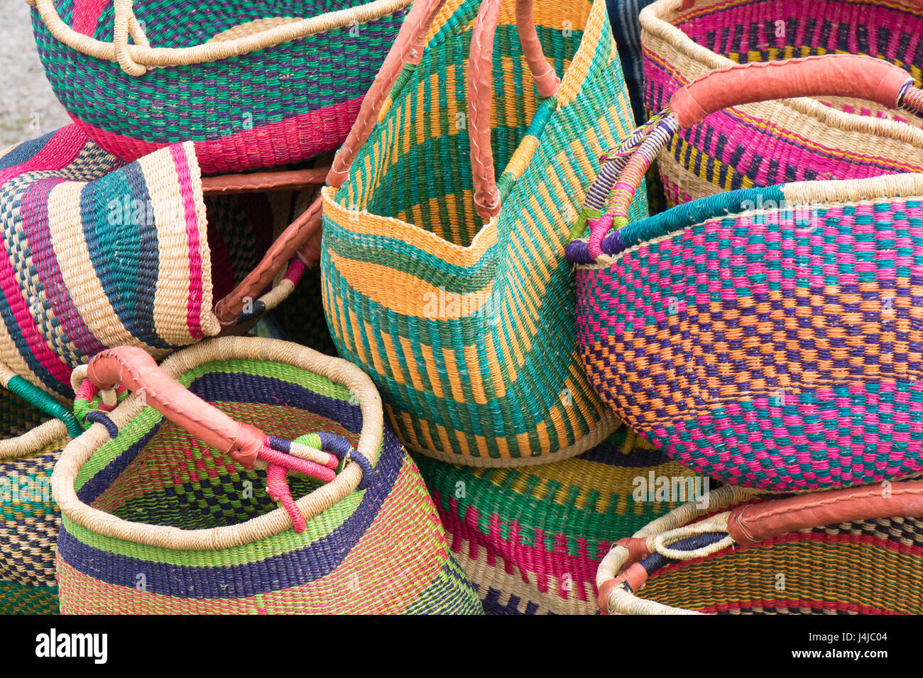 L'Afrique en couleurs faites à la main des paniers égayer un marché aux  puces Photo Stock - Alamy
