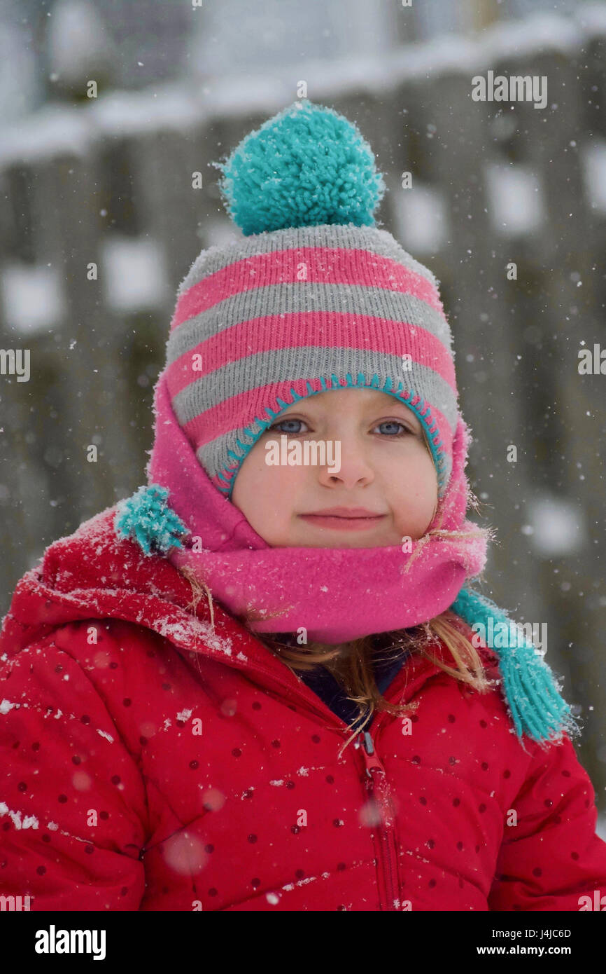 Adorable fille d'âge scolaire dans la neige Banque D'Images