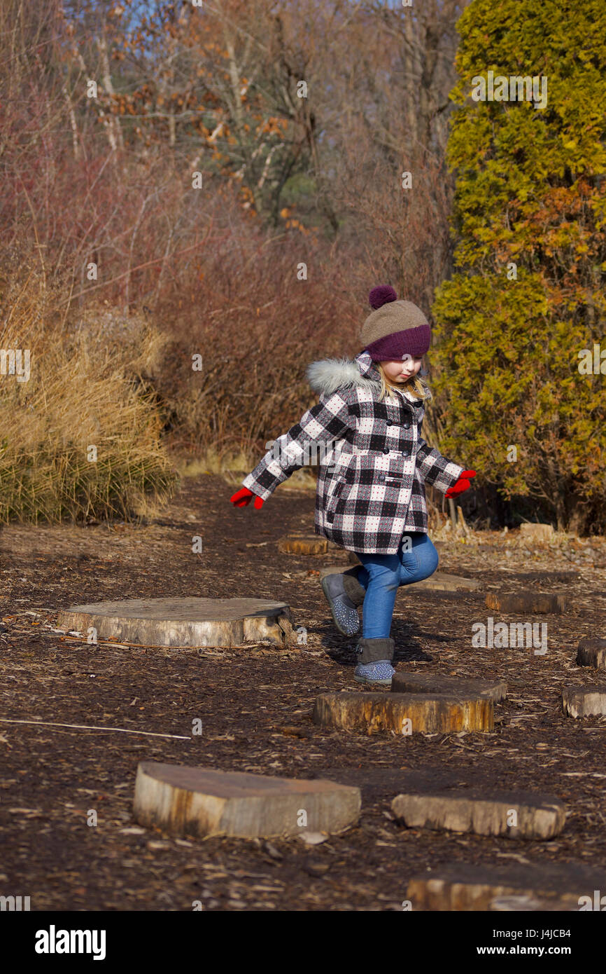 Adorable fille d'âge scolaire jouer dehors en automne hiver définition Banque D'Images