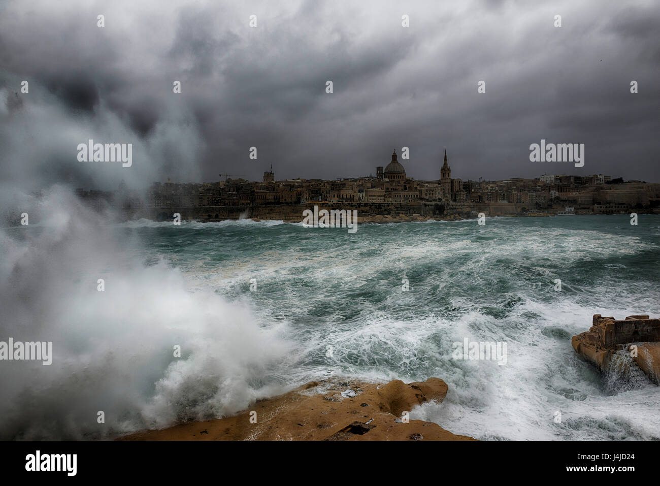 Vue de La Valette, capitale de Malte une. Photo a été prise à partir de Tigne Point à Sliema, lors d'une tempête. Banque D'Images