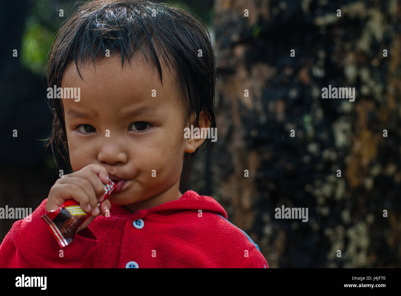 CHIANG MAI THAILAND - Octobre 23 : enfants non identifiés manger des collations dans leur village le 23 octobre 2009 à Chiang Mai, Thaïlande Banque D'Images