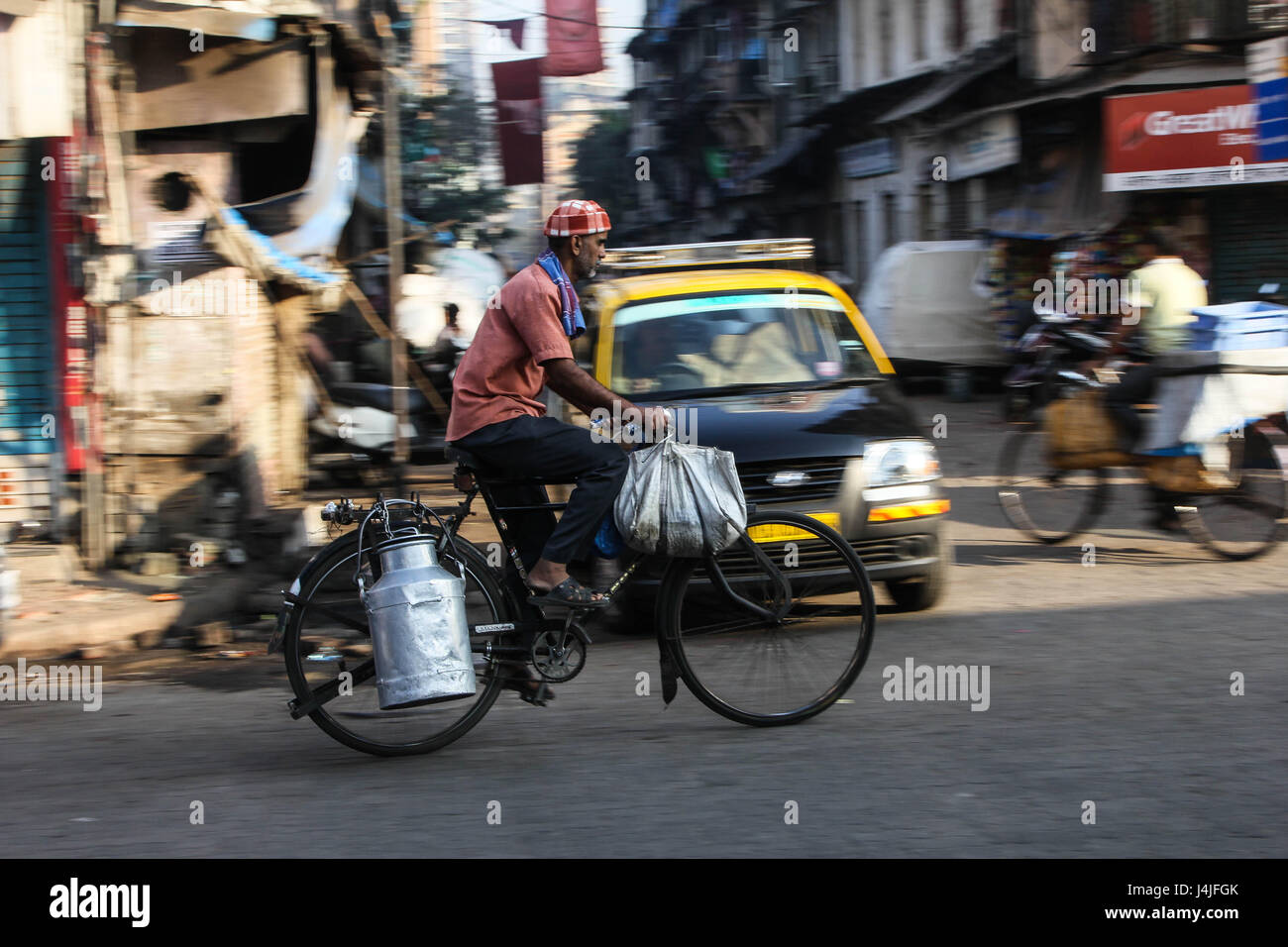 L'homme Local du vélo dans les rues de Mumbai, Inde. Banque D'Images