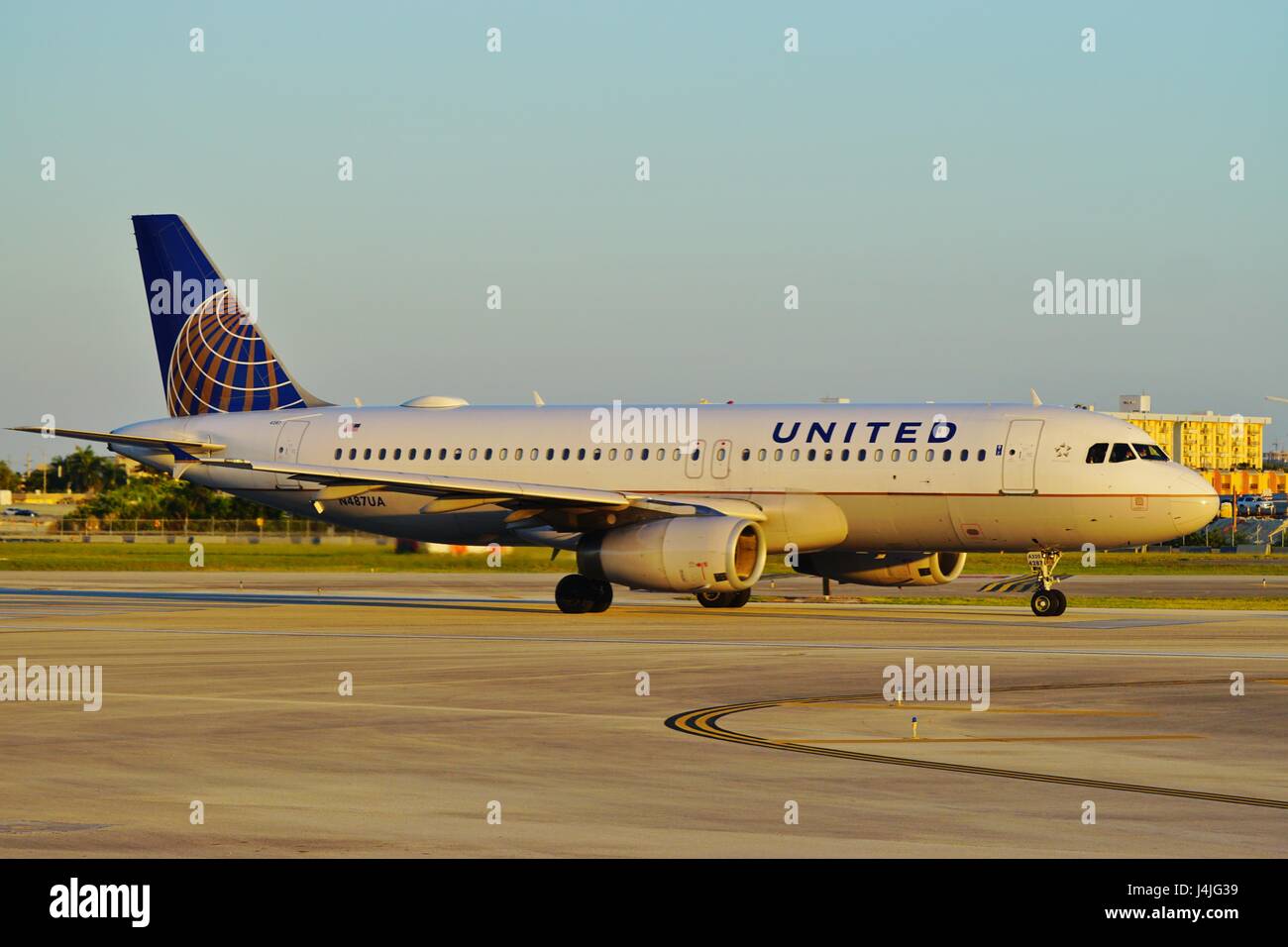 Un United Airlines (UA) avion à l'Aéroport International de Miami (MIA) Banque D'Images