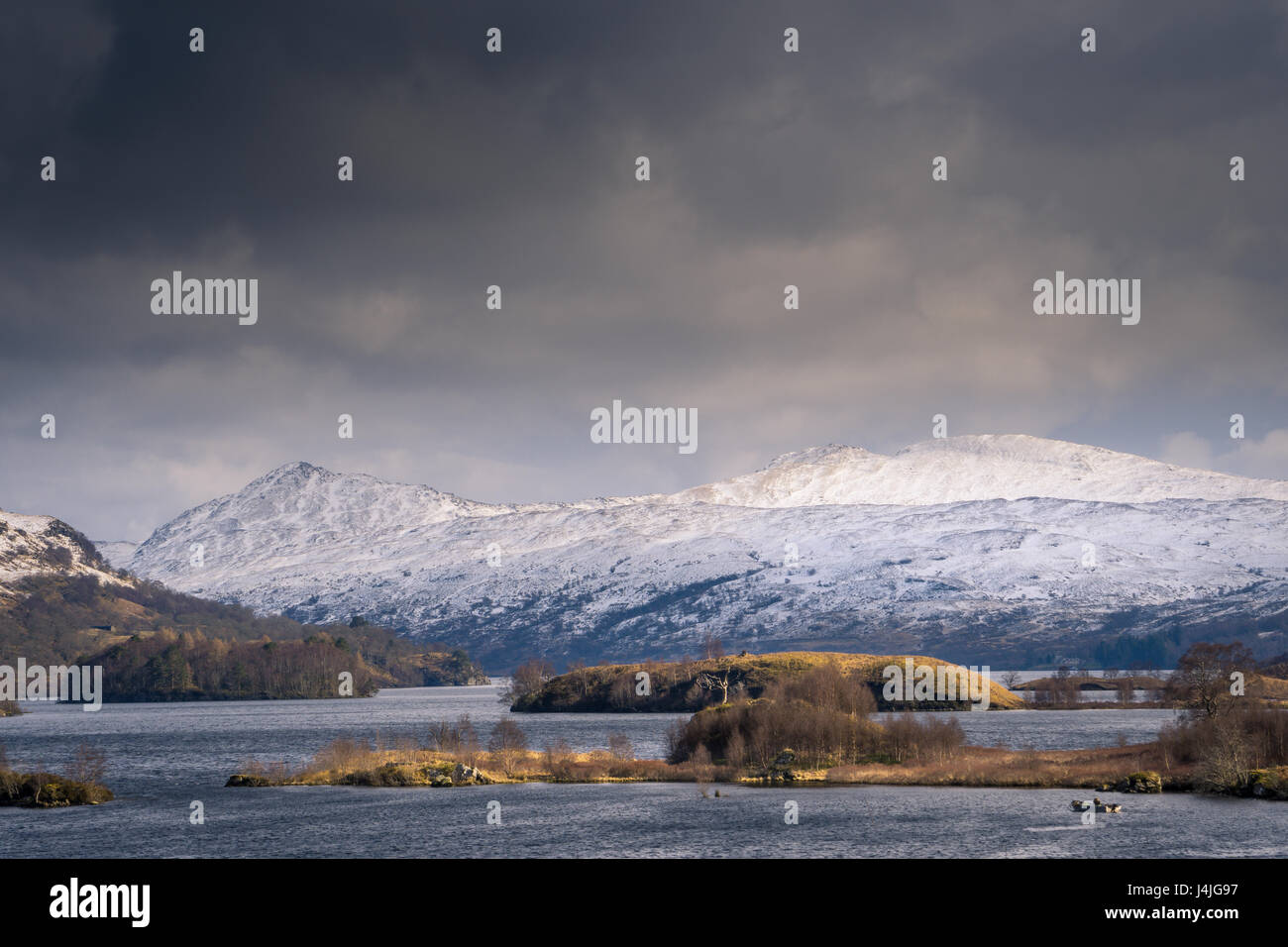 Loch Katrine et Ben Venue en hiver Banque D'Images