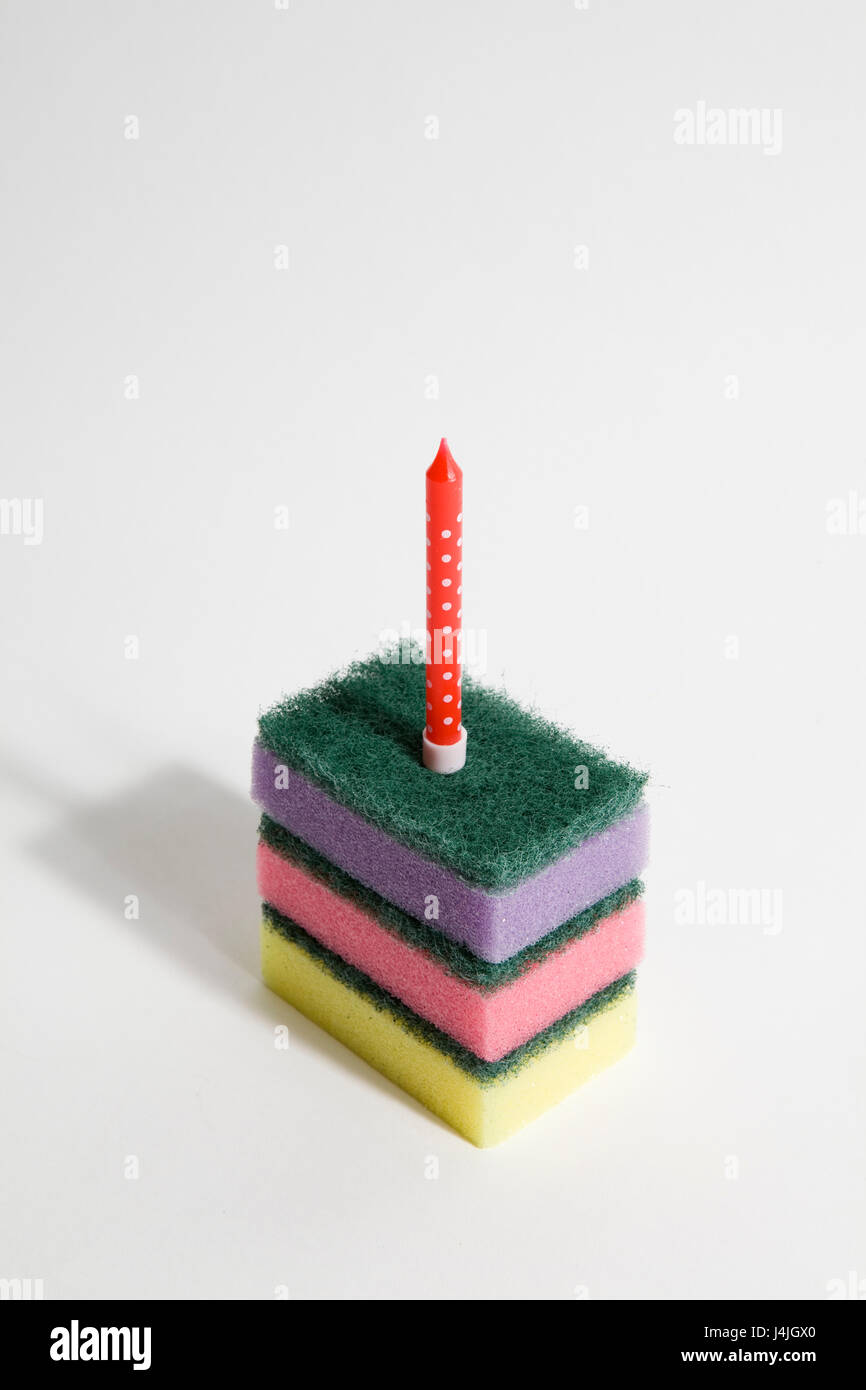 Une Pile D Eponges Multicolores Avec Une Bougie Symbolisant Un Morceau De Gateau D Anniversaire Couleur Minimal Pop Et Decale Et Excentrique La Photographie Photo Stock Alamy
