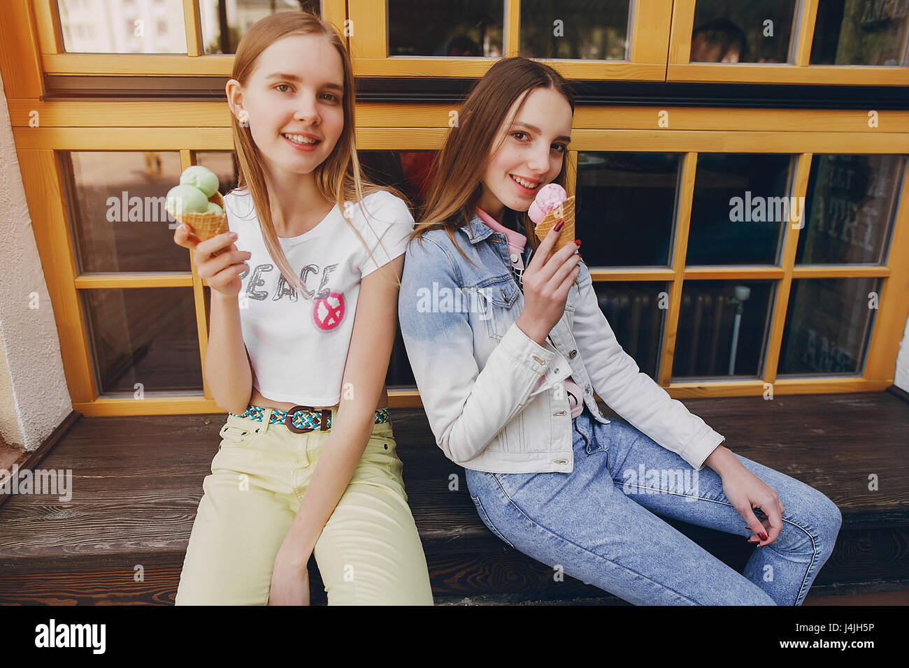 Beaux modèles posent pour une photo dans les vêtements à la mode Banque D'Images