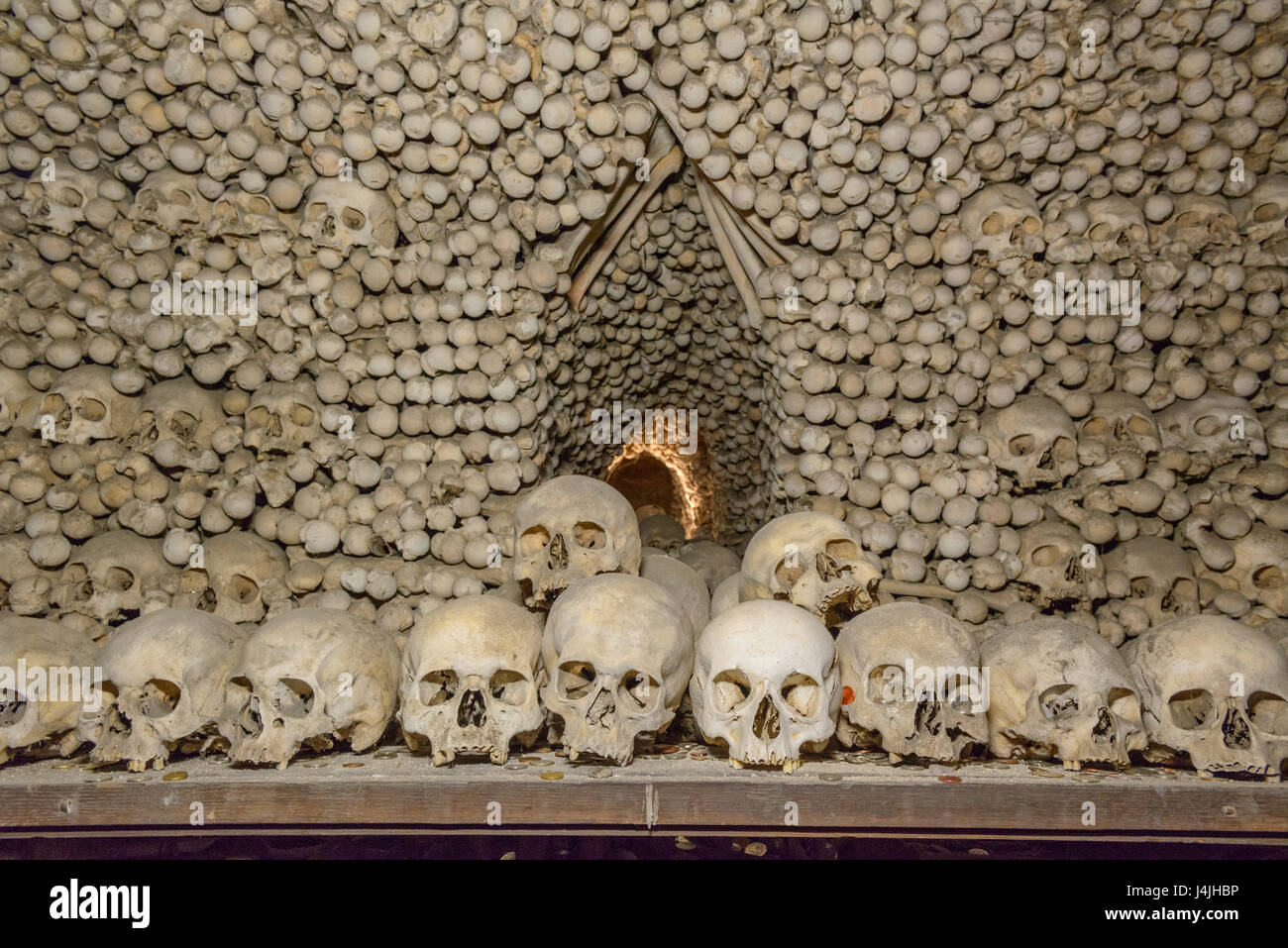 Décorations d'ossements humains dans l'ossuaire de Sedlec à Kutná Hora. République tchèque Banque D'Images