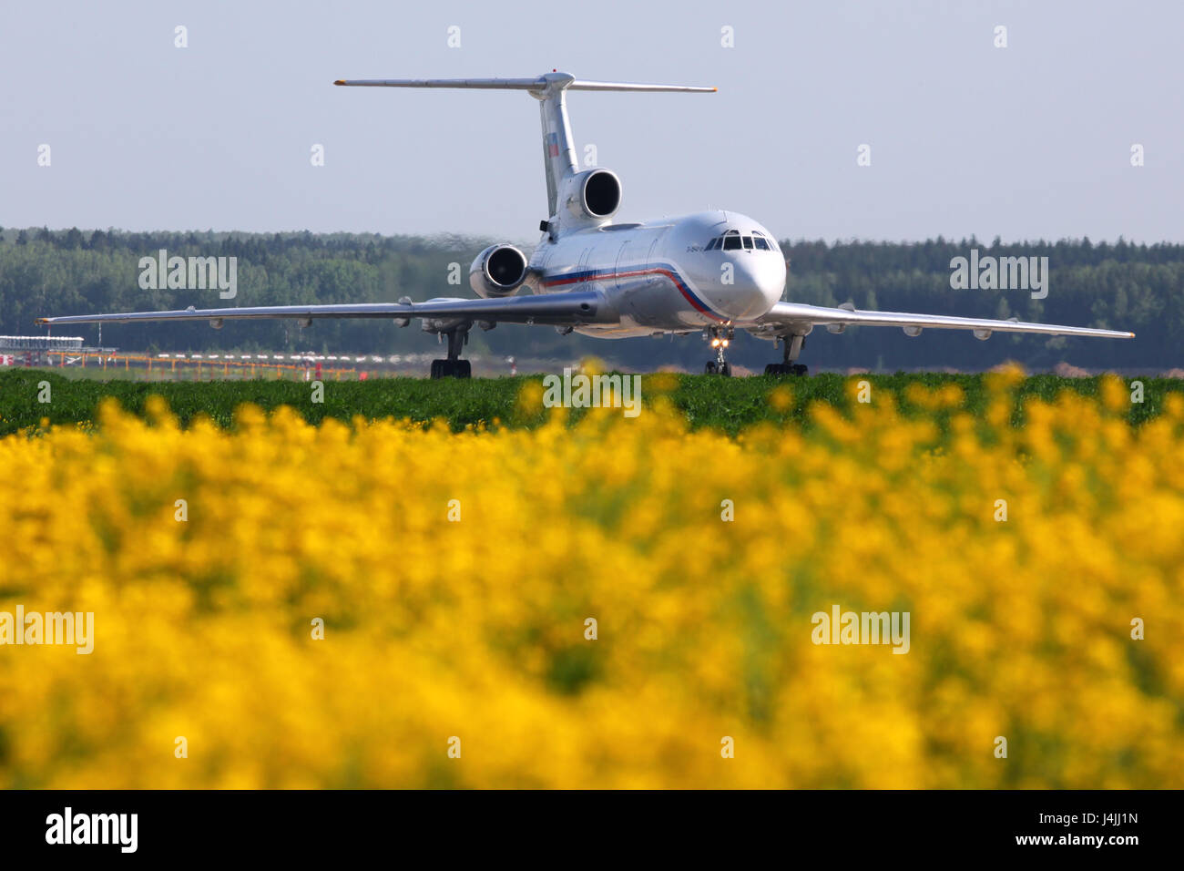 DOMODEDOVO, RÉGION DE MOSCOU, RUSSIE - 31 MAI 2012 : Tupolev Tu-154B-2 RA-85554 de la force aérienne russe le roulage à l'aéroport international de Domodedovo. Banque D'Images