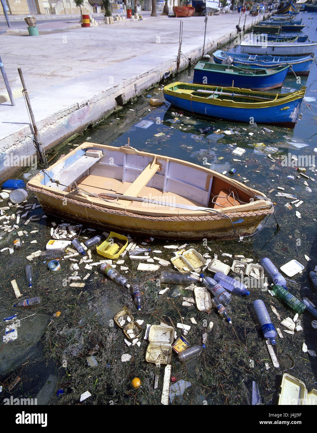Île de Malte, Marsaxlokk, port, détail, port, bateaux, eau, déchets, ordures, village de pêcheurs, la pollution de l'environnement, de l'encrassement, l'impact sur l'environnement, de l'encrassement de l'eau, l'environnement, déchets, déchets pécheur, boue, dirtily, encrassement, le changement climatique, Banque D'Images