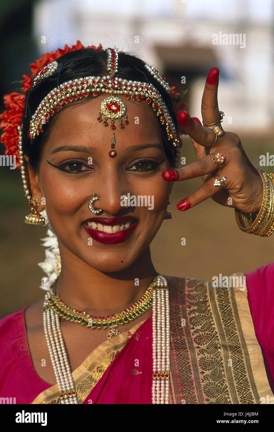 L'Inde, danseuse, geste, portrait à l'extérieur, Indienne, danse, folklore,  vêtements, traditionnellement, bijoux, femme, jeune, Nasenpiercing, sari  Photo Stock - Alamy