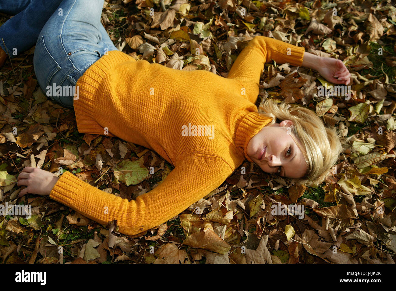 Parc, femme, mensonge, feuillage de l'automne, d'en haut, de 30 à 40 ans, blonde, pull cordon cou pull pull, rouleau, jaune, de plaisir, de joie, d'équilibre, reste, feuillage, feuilles, satisfaction, autumnally, automne Banque D'Images