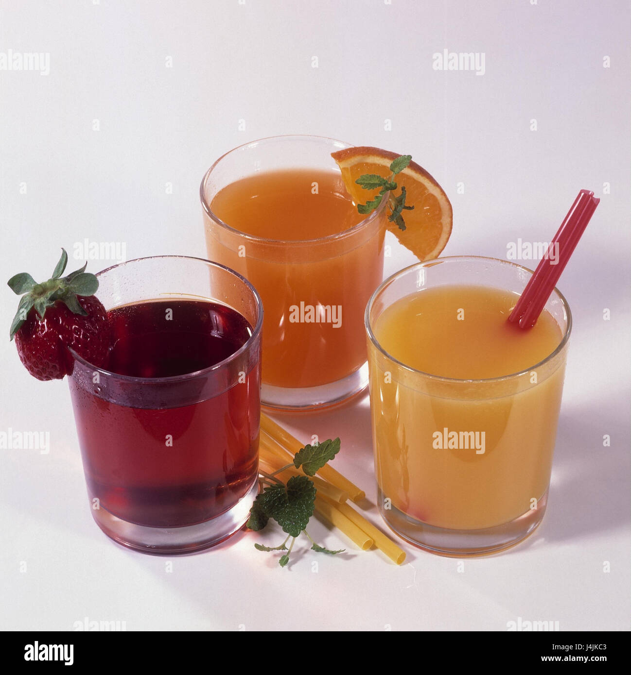 Les jus de fruit, est décédé, verre verres nature morte, photographie de l'objet, trois, jus de fruits, jus de fruits, jus de fruits, jus de vitamine, riches en vitamines, vitamine, vitamines jus, boissons, fraise, orange, pailles, studio Banque D'Images