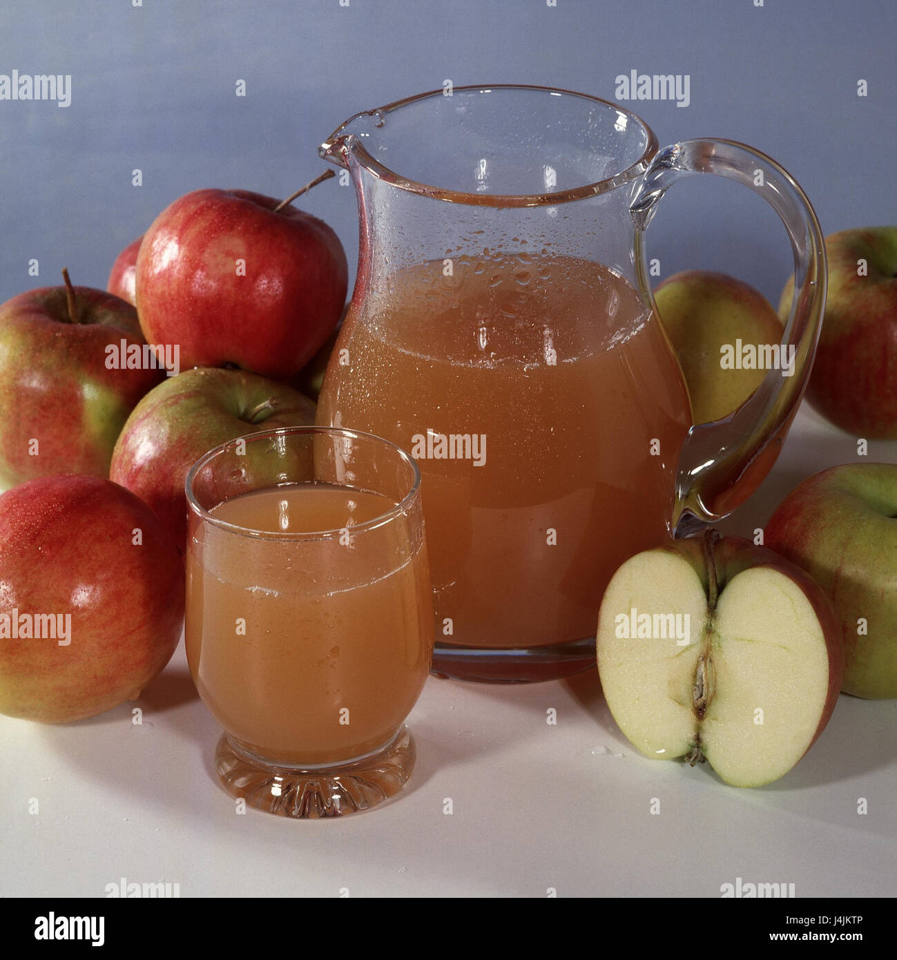 Carafe en verre, verre, jus de pomme, nuageux, pommes fruits, carafe, jus de fruits, jus de pomme, boire, alcool, jus de fruits, jus, verre de vitamines, riche en vitamines, la nutrition saine, la nutrition saine, des rafraîchissements, des boissons alcoolisées, boissons non alcoolisées Banque D'Images