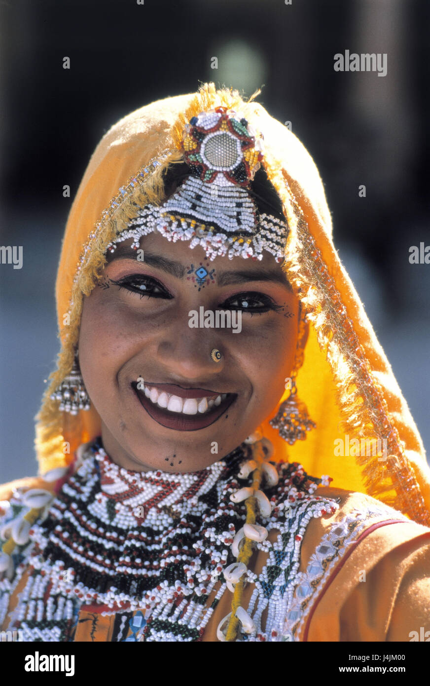 L'Inde, Rajasthan, Jaipur, femme, jeune, vêtements, bijoux,  traditionnellement, la femme portrait portrait, foulard, foulard en tissu,  sourire, friendly, exotique, Indienne, coiffures, bijoux, nasale, basané,  folklore, de beauté, de l'ouverture de la ...