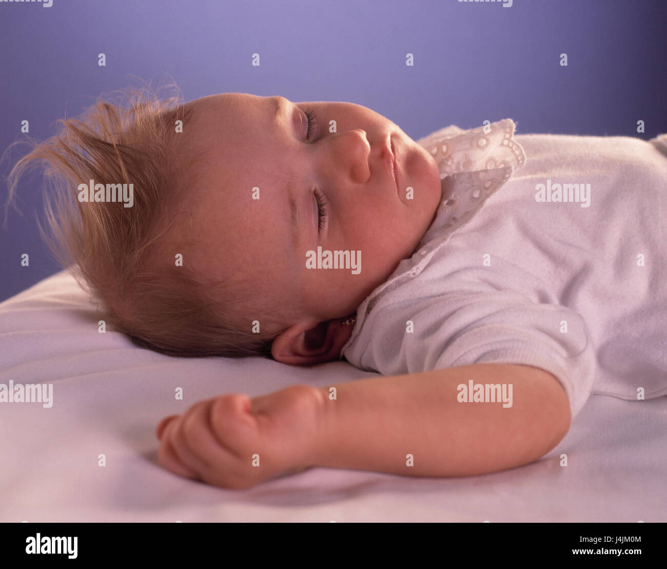 Bébé, lit, sommeil, repos, nourrisson, enfant portrait jeune fille, blonde, d'oreille, le sommeil, le repos, le calme Banque D'Images