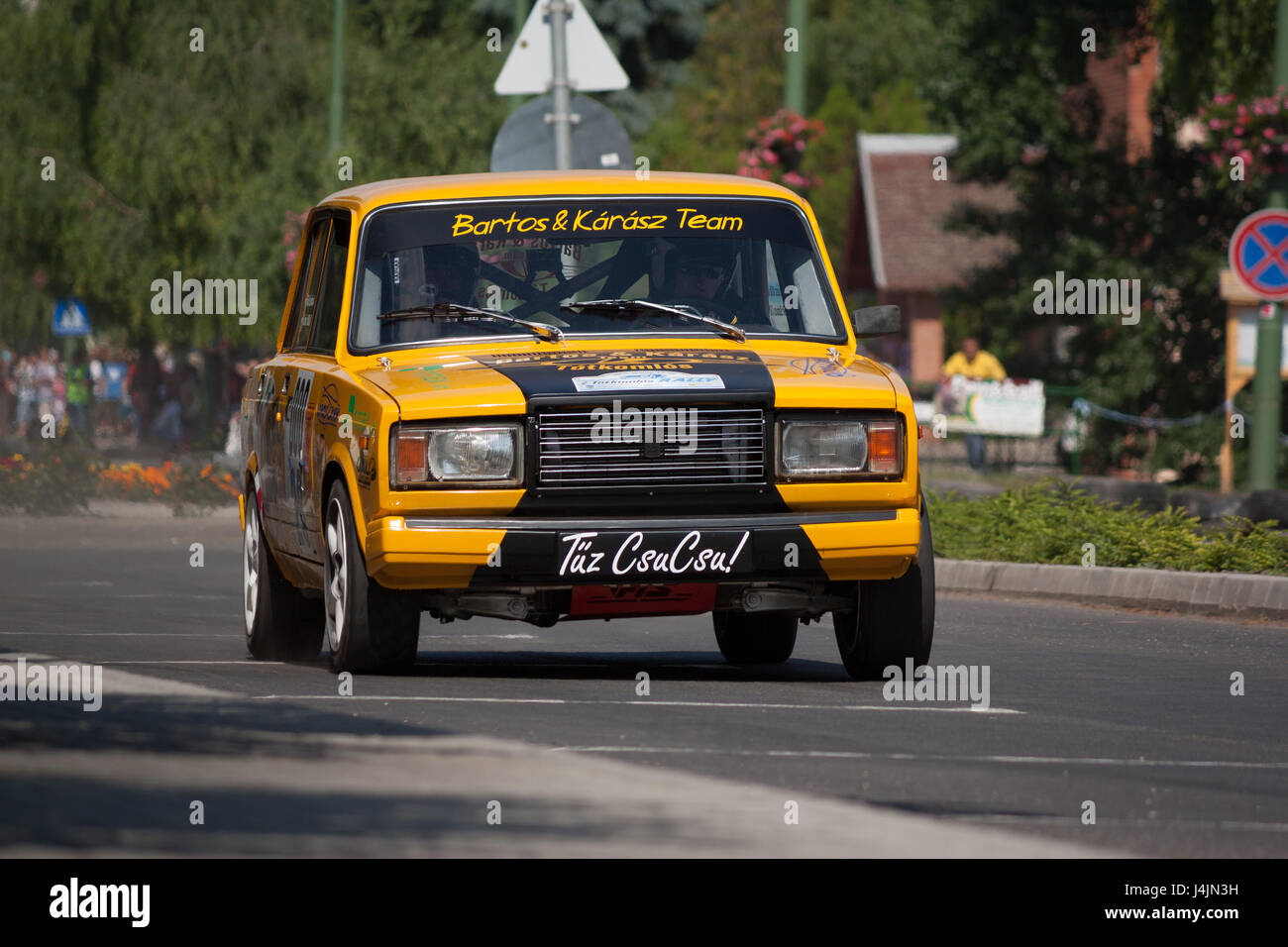 TOTKOMLOS, HONGRIE - 12 JUIN 2011 : Attila Karasz (chauffeur) et Szabolcs Sin (copilote) dans leur Lada (VAZ) 2107 à la II Rallye Totkomlos le 12 juin Banque D'Images