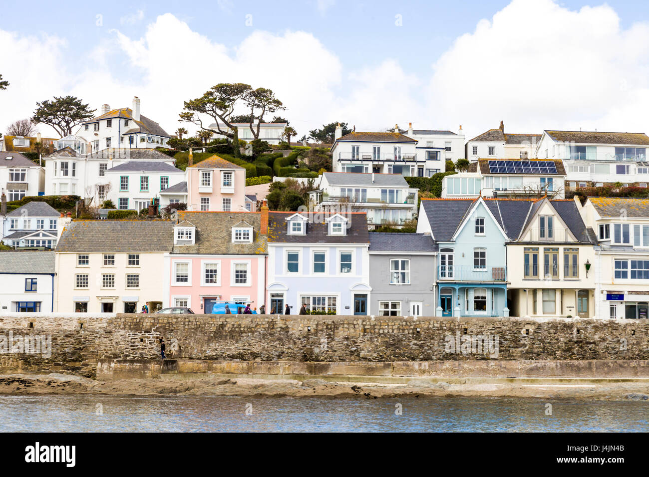 Maisons peintes en blanc la ligne de rivage dans St Mawes, Cornwall, UK Banque D'Images