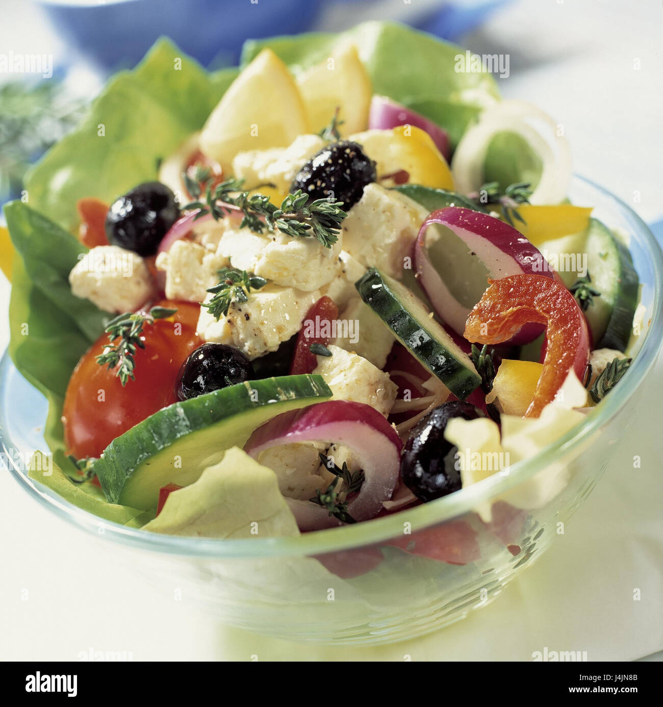 Peel en verre, pion de la salade, le fromage au lait de brebis, détail nature morte, bol, Peel, bol en verre, salade, fusionnés, en grec, la nutrition, la santé, les vitamines, riche en vitamines, Close up Banque D'Images