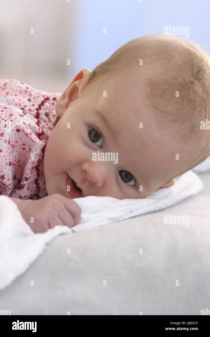 Bébé, mensonge, observer, portrait enfant, petit, 4 mois, bébé, blond, filles, robe, position abdominale, de couleurs vives, avec soin, l'intérêt, la curiosité, l'intérieur, la conception, de l'enfance, de l'attention, Banque D'Images