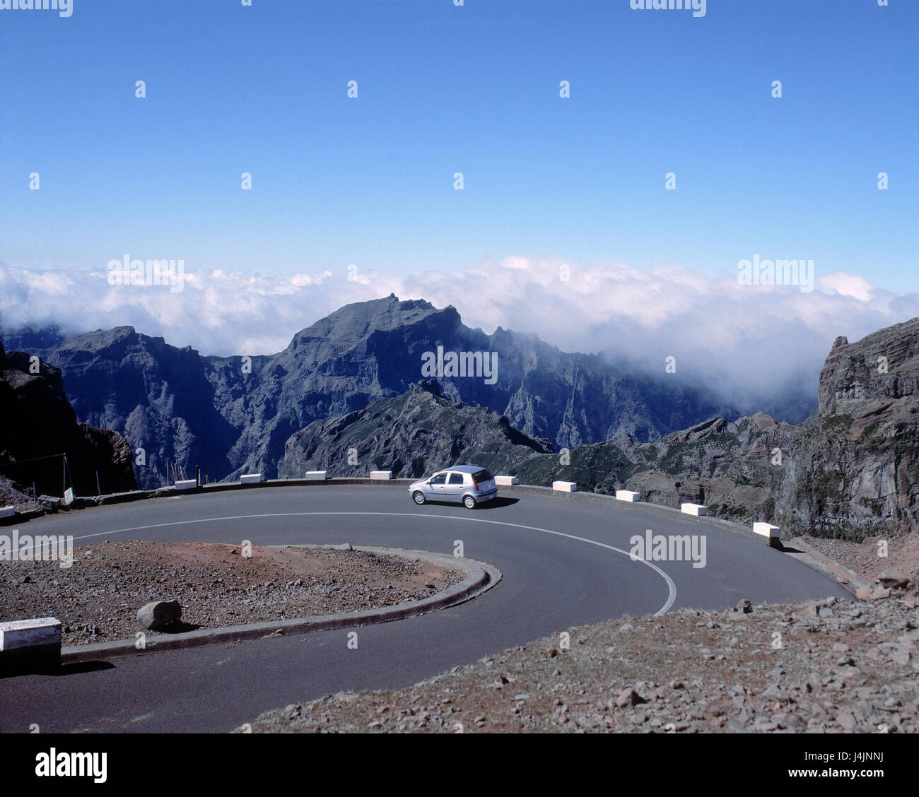 Portugal, Madère, Pico do Arieiro e, route de montagne, l'île en voiture, l'Atlantique, de l'Atlantique, montagne, 1818 mètres, paysage de montagne, col, rue, trafic, voiture de tourisme, bend Banque D'Images