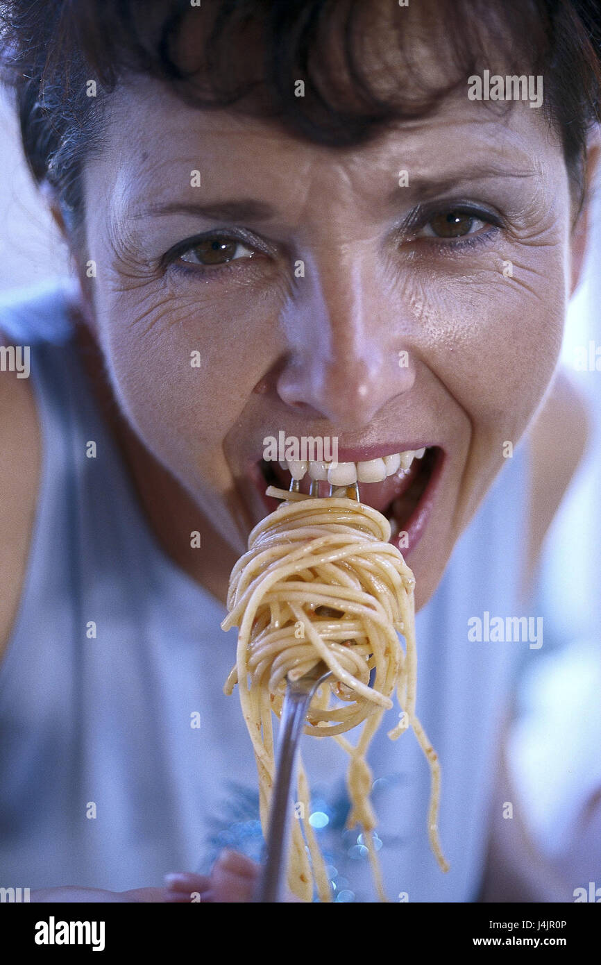 Femme, moyenne vieille personne, spaghetti, manger, portrait à l'extérieur, l'été, les loisirs, les habitudes de vie, les vacances, la faim, faim, la nourriture, plat, plat de pâtes, nouilles, spaghettis à la nourriture, en italien, d'expression, heureusement, le sourire Banque D'Images
