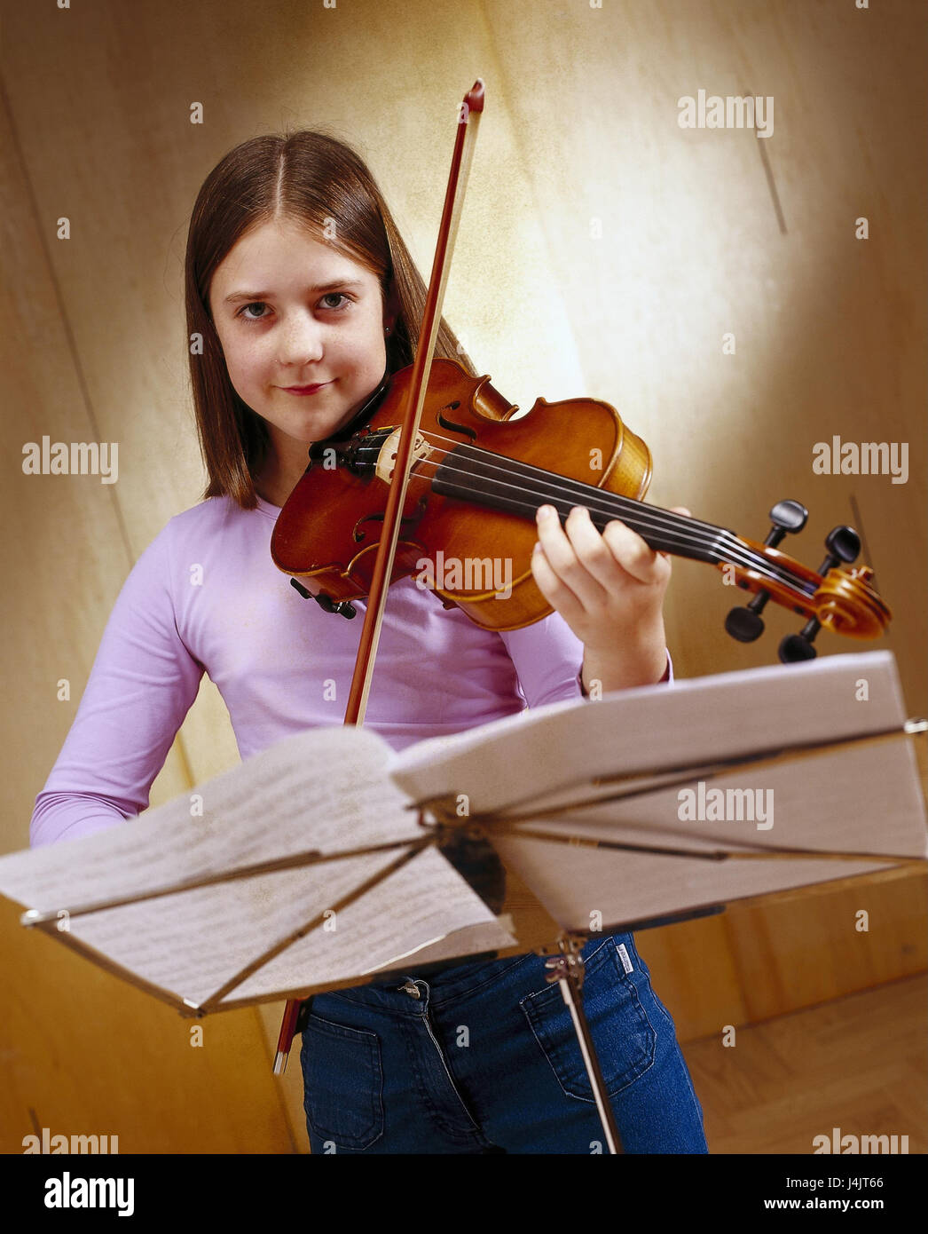 Les filles, faire de la musique, la pratique du violon, pupitre à musique à l'intérieur, de l'enfant, de la musique, musicien, violoniste, instrument de musique, violon, instrument à cordes, instrument à cordes, apprendre Banque D'Images