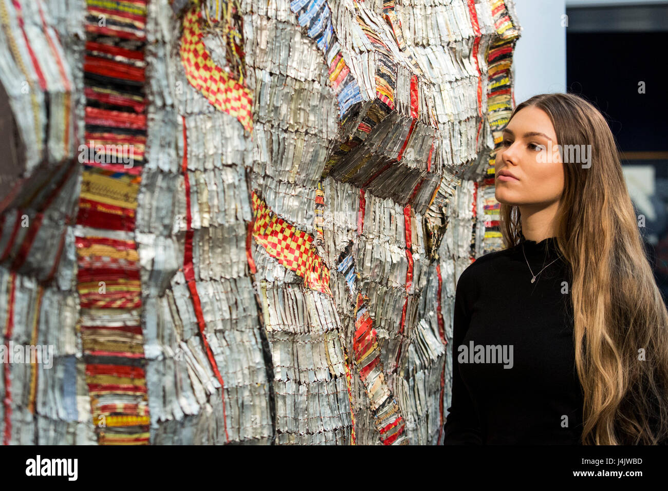 Londres, Royaume-Uni. 12 mai 2017. L'élaboration de la terre plus de racines, 2011, par l'artiste El Anatsui du Ghana, 650,000-850 GBP est 000. Sotheby's dévoile sa première vente d'art africain contemporain et moderne à ses nouveaux locaux de Bond Street. 115 œuvres de plus de 60 artistes de 14 pays à travers le continent sont sur l'écran jusqu'à la vente le 16 mai 2017. Banque D'Images