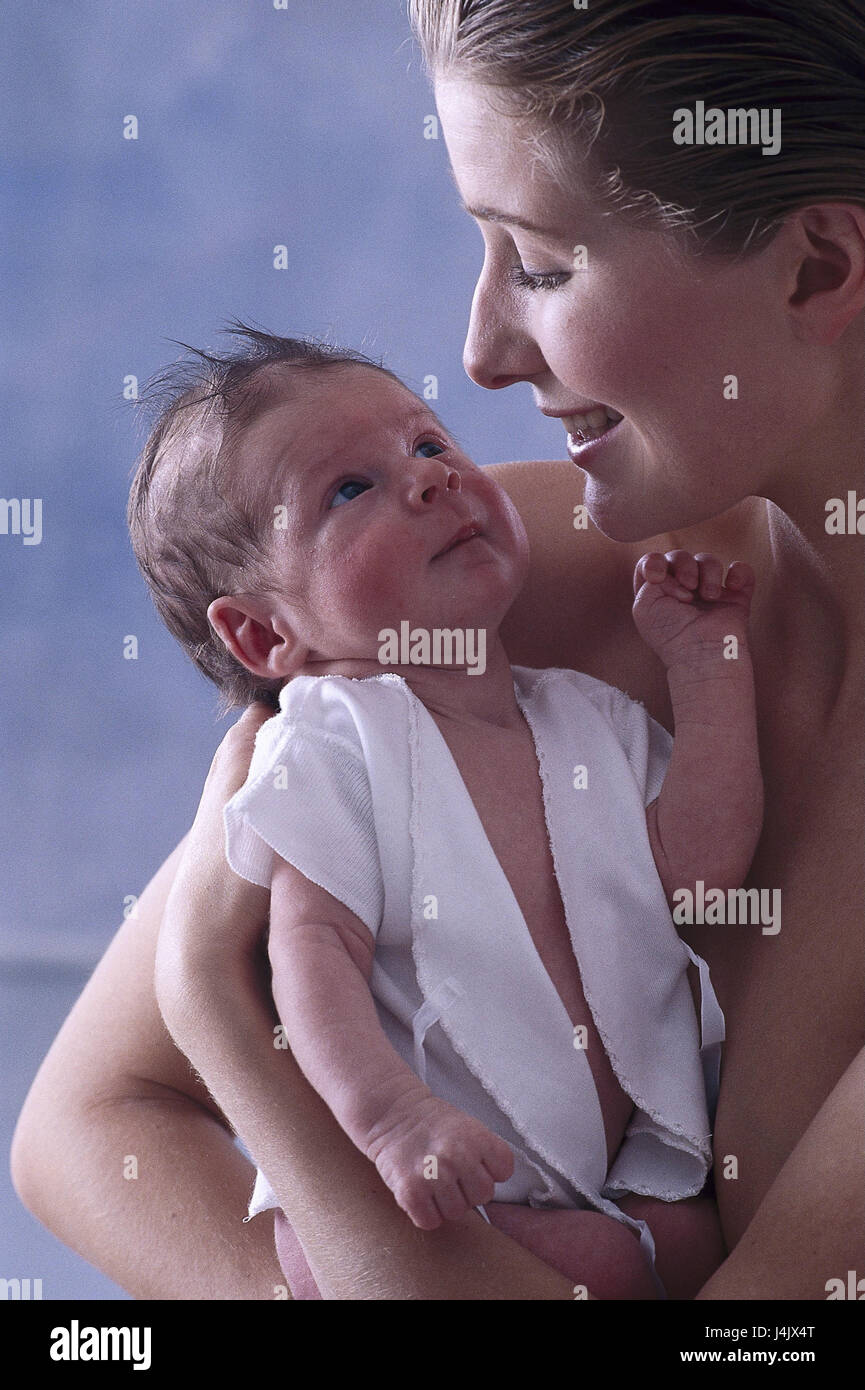 Mere Bebe Le Contact Oculaire Affectueusement Portrait A L Interieur A La Maison Femme Jeune Enfant Nourrisson Petite Doucement A La Delicatesse Protege L Amour De Soins De Securite De Protection De Securite Misere De