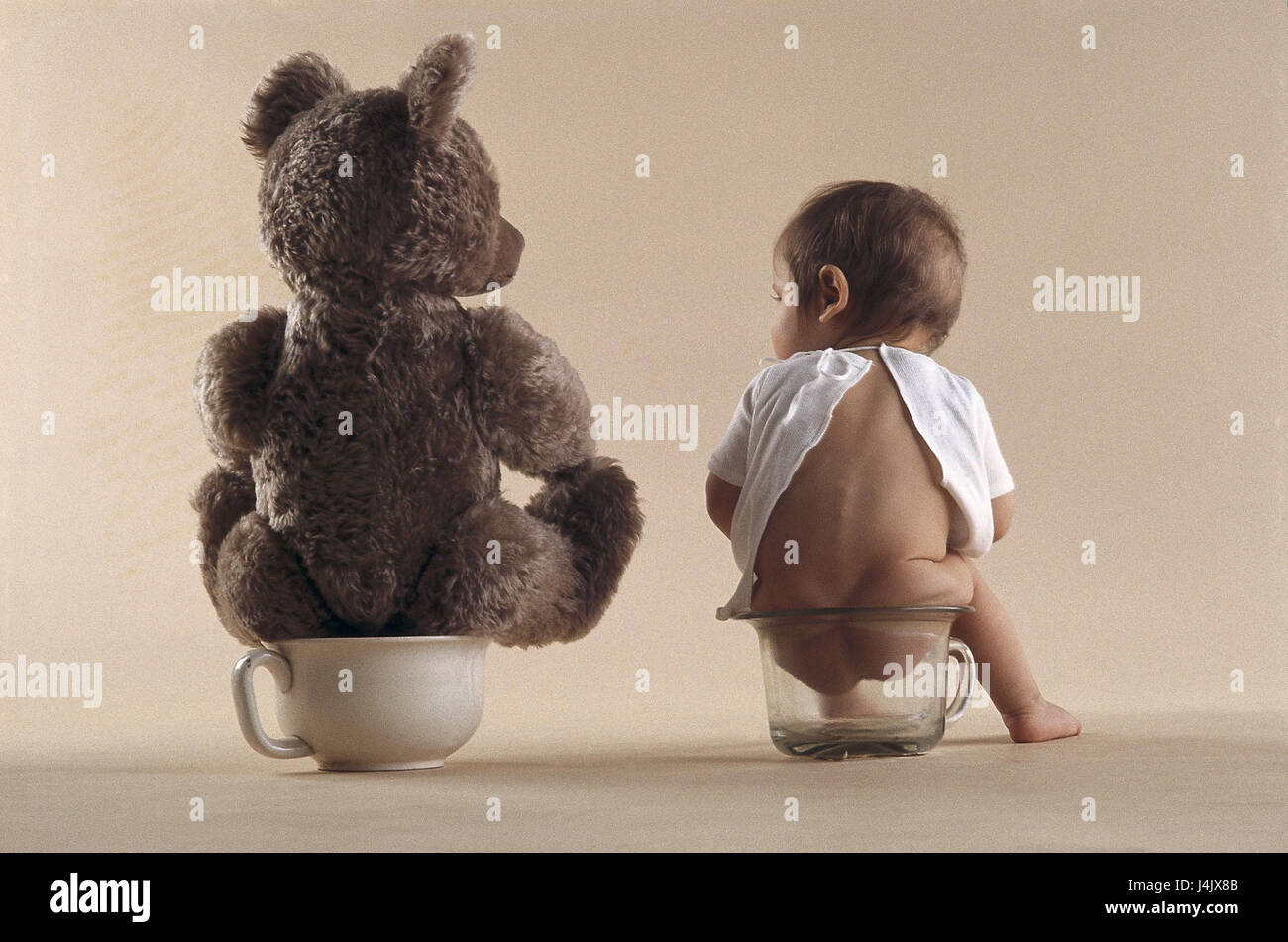 Bebe Ours Pot De Chambre S Asseoir Vue Arriere Du Nourrisson Enfant Loo Bas Loo Pot Toilettes L Hygiene L Ours En Peluche Peluche Doudou Jouets Jouets Animaux Doux Ami L Education Studio Photo Stock